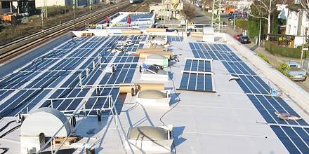 Solarkollektoren auf Dach montieren